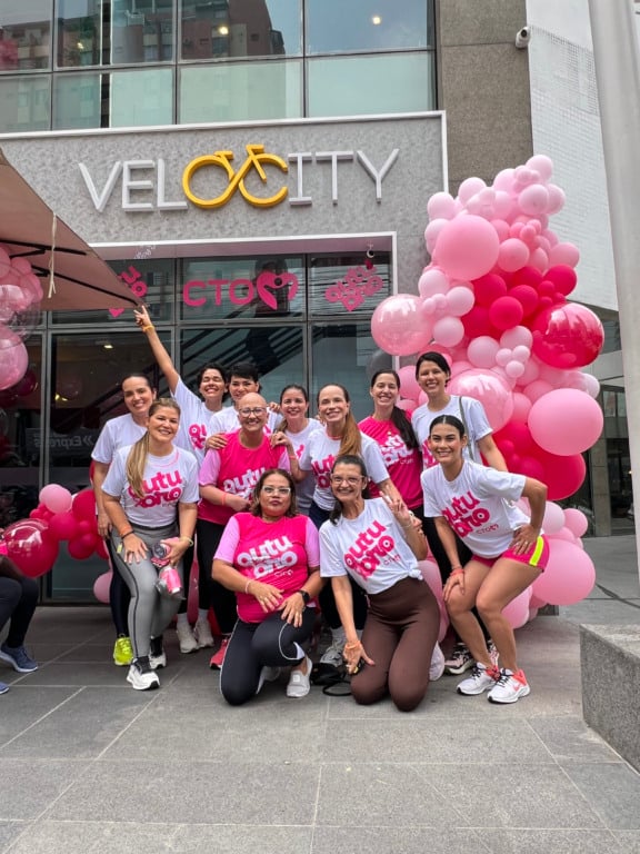Nesta sexta-feira (17), em alusão ao Outubro Rosa, cerca de 30 pacientes com câncer de mama participam de uma aula de spinning