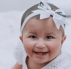 A pequena Melinda Paulo, de apenas dois anos, carrega consigo um diagnóstico raro e desafiador.