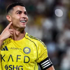 Cristiano Ronaldo segue reescrevendo a história dentro e fora de campo. O português acaba de se tornar o primeiro jogador de futebol bilionári