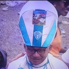 O papa bicolor se fez preente