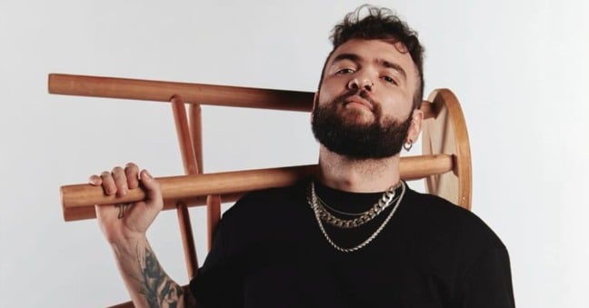 Entre risos e blasfêmias: Tiago Santineli volta a Belém com “Anticristo”