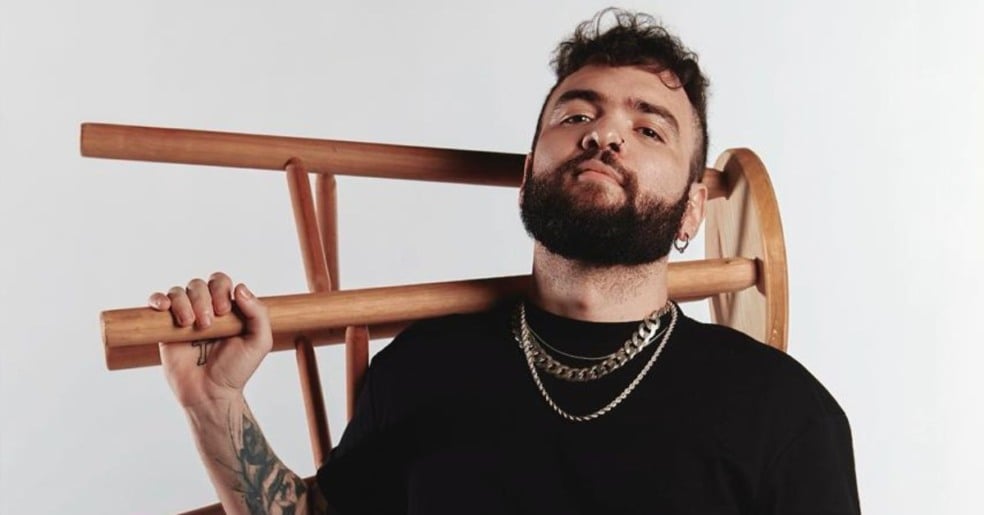 Entre risos e blasfêmias: Tiago Santineli volta a Belém com “Anticristo”