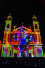 A Basílica Santuário de Nazaré ganha vida em luz e cor durante o espetáculo de videomapping “Cores, Sons e Sensações”.