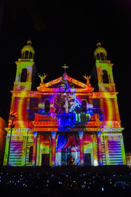 A Basílica Santuário de Nazaré ganha vida em luz e cor durante o espetáculo de videomapping “Cores, Sons e Sensações”.