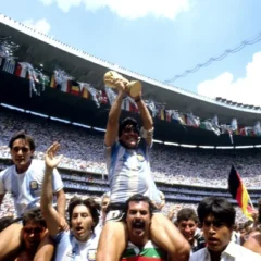 Roberto Cejas, famoso por carregar Maradona na Copa de 1986, morre aos 68 anos após lutar contra uma doença. Saiba mais sobre sua história.