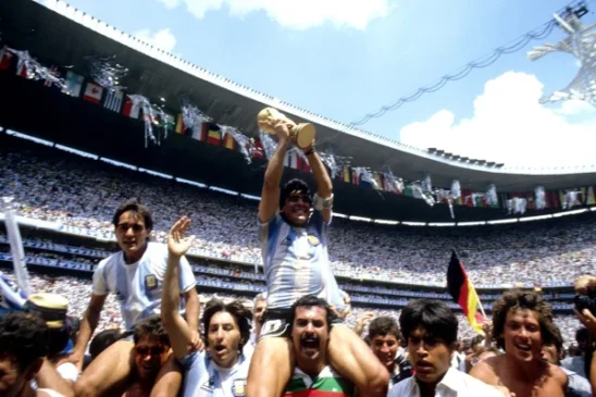 Roberto Cejas, famoso por carregar Maradona na Copa de 1986, morre aos 68 anos após lutar contra uma doença. Saiba mais sobre sua história.