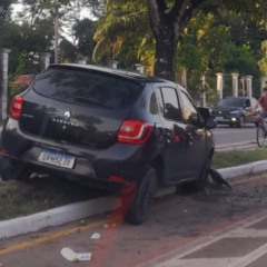 O veículo está parado no canteiro central da João Paulo II, em Belém.