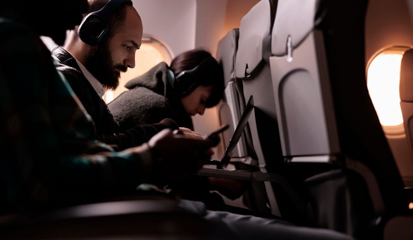Fones de ouvido estão entre os itens mais comuns. Foto: DC Studio/Freepik