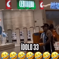 A cena foi filmada à distância por outra pessoa e rapidamente ganhou as redes.