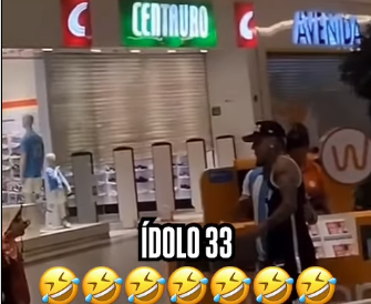 A cena foi filmada à distância por outra pessoa e rapidamente ganhou as redes.