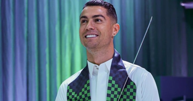 Cristiano Ronaldo fatura até R$ 3 milhões por post no Instagram e supera R$ 200 milhões anuais com publicidade digital. Veja como o craque faz isso.