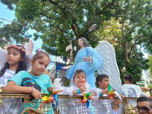 Crianças acompanham a procissão no Carro dos Anjos.