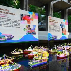 O tradicional espetáculo de fé, cor e artesanato popular está de volta ao espelho d’água do Tribunal de Contas do Estado do Pará (TCE-PA). A exposição Canoas de Promesseiros será aberta na próxima quarta-feira, 2 de outubro, às 17h, na sede do TCE, em Belém. Com o tema “Onde a fé navega, a esperança transborda”, a mostra chega à sua 15ª edição em 2025, reunindo 200 barquinhos de miriti confeccionados por artesãos do município de Abaetetuba. A iniciativa celebra a romaria fluvial do Círio de Nazaré e já se consolidou como parte da programação cultural da quadra nazarena na capital paraense. Fé, tradição e inclusão Desde sua criação, o projeto já produziu mais de 2 mil miniaturas de embarcações, visitadas por cerca de 400 mil pessoas ao longo dos anos. Ao fim de cada edição, as peças são doadas para estudantes da rede pública da Região Metropolitana de Belém. Neste ano, 50 canoas ganharam um toque especial: foram pintadas por pessoas em recuperação da dependência química atendidas pela Fazenda da Esperança, na Ilha de Mosqueiro. A ação foi realizada durante a Manhã dos Eleitos, organizada pela Diretoria da Festa de Nazaré. A chefe do Cerimonial do TCE-PA, Dione Guimarães, destaca o impacto do projeto: “É uma ação que ganhou visibilidade nacional e até internacional. Com essa exposição, o Tribunal valoriza não apenas o Círio Fluvial, mas também a cultura, o artesanato e a inclusão social.” Memória em imagens Além da exposição dos barquinhos, o público poderá visitar a mostra fotográfica “Navegando por Memórias – Canoas de Promesseiros: Imagens que revelam fé, esperança, cultura e inclusão”, que reunirá 20 registros dos momentos marcantes do projeto nos últimos 14 anos. A exposição será montada inicialmente no Largo do Redondo e, depois, levada para o Espaço Cultural Clóvis Moraes Rêgo, também no TCE. Karen Lima, da Diretoria da Festa de Nazaré, reforça a parceria: “O TCE-PA abraçou a proposta e tem promovido a inclusão social com arte e fé, fortalecendo os valores do Círio.” ✅ Serviço Evento: Exposição Canoas de Promesseiros – 15 anos Data de abertura: 2 de outubro de 2025 Horário: 17h Local: Espelho d’água do TCE-PA (Edifício-Sede – Belém) Entrada: Gratuita