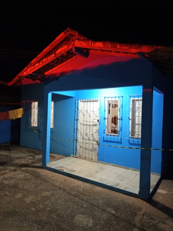 Um aparelho celular, com a tela quebrada, e um pedaço de pau foram encontrados sobre as costas da vítima, a qual estava de bruços