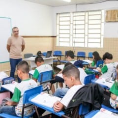 Edital oferece salários de até R$ 5,3 mil e convocações já para 2026; provas serão em dezembro na capital amazonense.