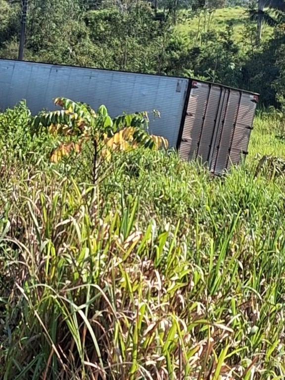 Carreta da aparelhagem Príncipe Negro sai da pista e acidente deixa um morto