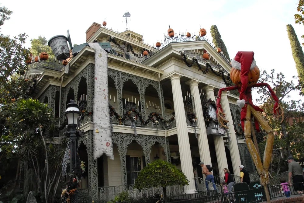Atração Haunted Mansion na Disneylândia. Foto: GettyImages Atração Haunted Mansion na Disneylândia. Foto: GettyImages