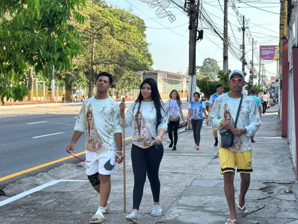 Vídeo: romeiros caminham em direção à Basílica nesta sexta Vídeo: romeiros caminham em direção à Basílica nesta sexta