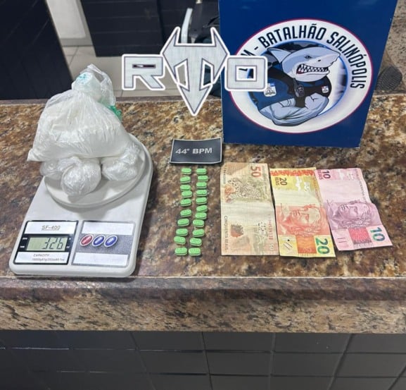 No município de Salinópolis, região do nordeste paraense, a Polícia Militar prendeu uma mulher pelo crime de tráfico de drogas.