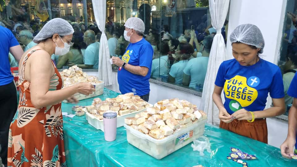 Mesmo evangélicos, eles servem água e amor aos devotos do Círio de Nazaré