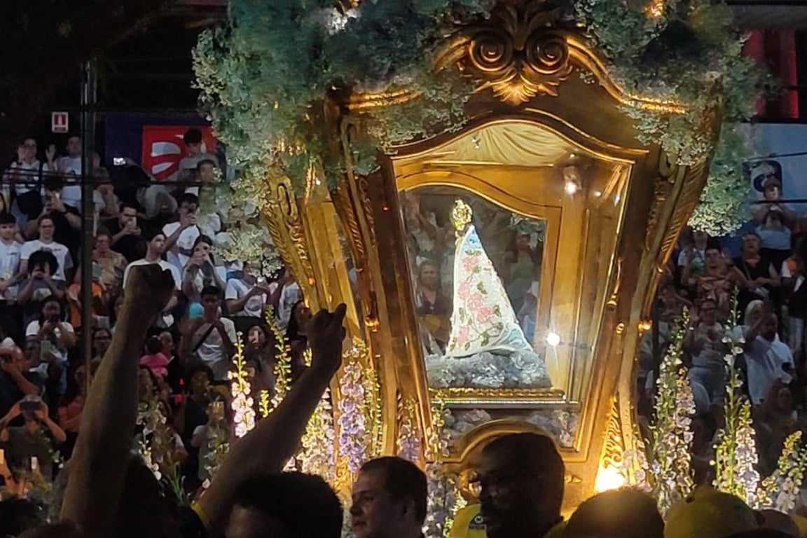 Trasladação segue rumo à Catedral com mais de 2 milhões de fiéis Trasladação segue rumo à Catedral com mais de 2 milhões de fiéis