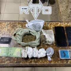 No início da noite de sábado (11), por volta das 18h30min, policiais militares do 44⁰ Batalhão avistaram um suspeito na Rua do Areal, área do bairro Nova Brasília, em Salinópolis. 