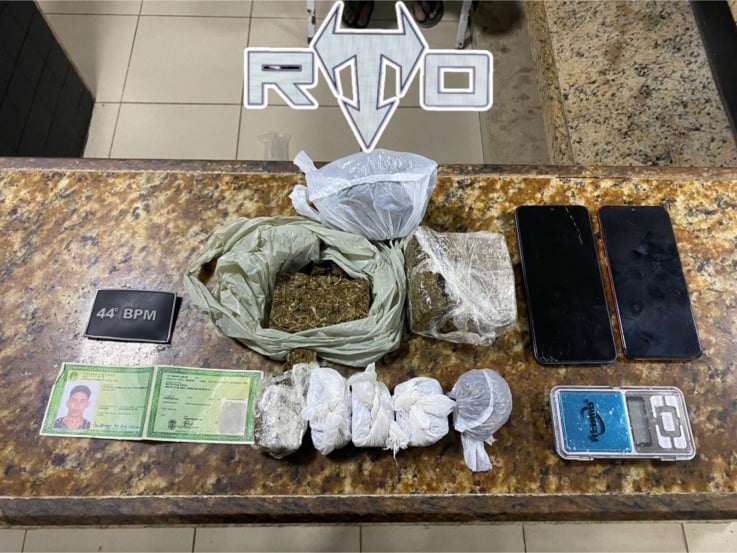 No início da noite de sábado (11), por volta das 18h30min, policiais militares do 44⁰ Batalhão avistaram um suspeito na Rua do Areal, área do bairro Nova Brasília, em Salinópolis. 
