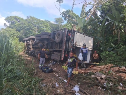 Caminhão carregado de banana tomba na BR-316