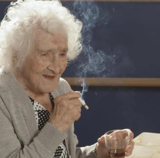 Madame Calment curtindo seu cigarro e vinho. Foto: Reprodução / Getty Images