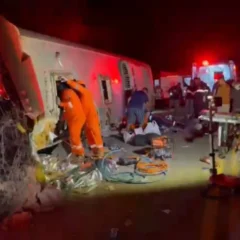 O veículo transportava 30 passageiros quando o motorista perdeu o controle. Até o momento, metade das vítimas teve a morte confirmada. Foto: Reprodução