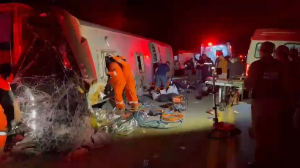 O veículo transportava 30 passageiros quando o motorista perdeu o controle. Até o momento, metade das vítimas teve a morte confirmada. Foto: Reprodução
