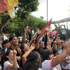 O clima de alegria é o que marca a Romaria da Juventude. Marcada para começar às 16h, milhares aguardam na avenida Alcindo Cacela. Foto: Igor Pereira