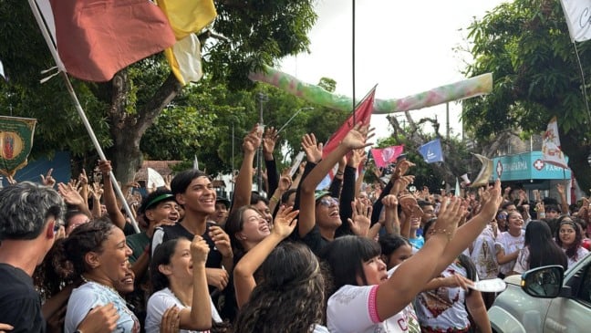 O clima de alegria é o que marca a Romaria da Juventude. Marcada para começar às 16h, milhares aguardam na avenida Alcindo Cacela. Foto: Igor Pereira