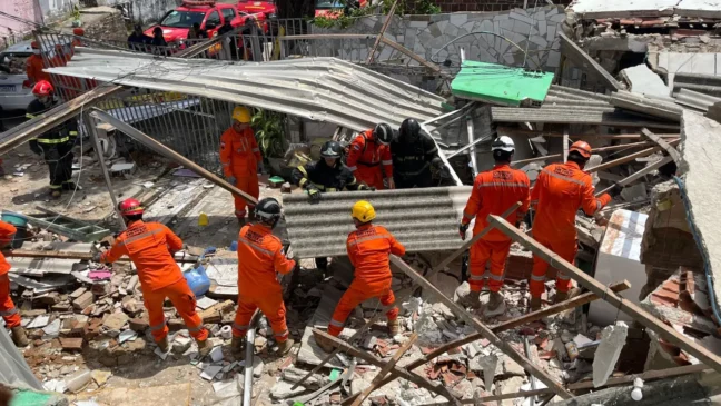 URGENTE - Desabamento de casas em Olinda deixa mortos e feridos - FOTO