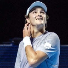 João Fonseca avança às quartas do ATP da Basileia após desistência de Jakub Mensik por lesão. Próximo desafio será contra Royer ou Shapovalov.