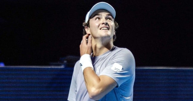 João Fonseca avança às quartas do ATP da Basileia após desistência de Jakub Mensik por lesão. Próximo desafio será contra Royer ou Shapovalov.