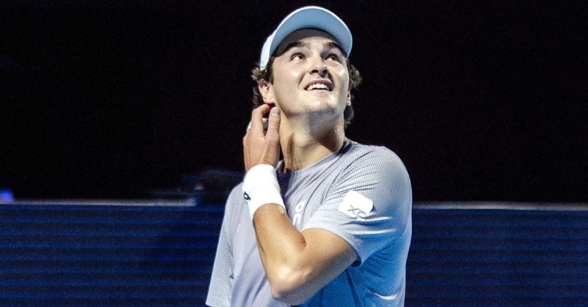 João Fonseca avança às quartas do ATP da Basileia após desistência de Jakub Mensik por lesão. Próximo desafio será contra Royer ou Shapovalov.