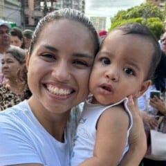 Beatriz Magalhães e o filho, na passagem da Peregrina na Almirante Barroso.