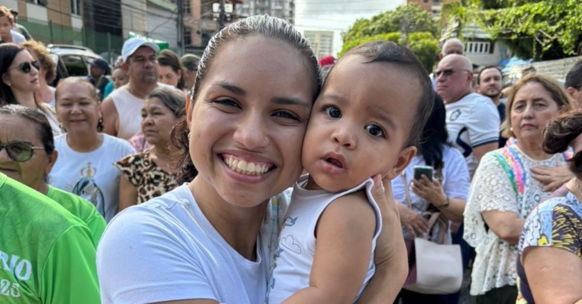 Beatriz Magalhães e o filho, na passagem da Peregrina na Almirante Barroso.