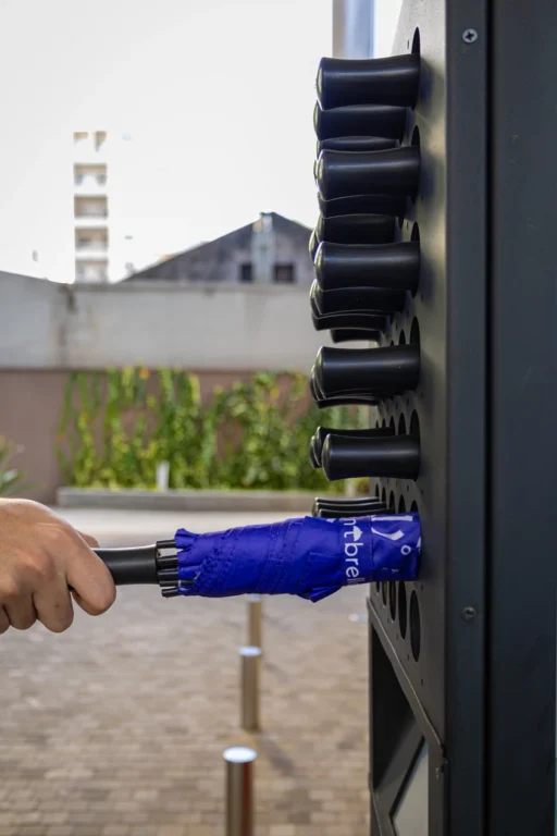 Prefeitura de Belém e Rentbrella lançam serviço gratuito de empréstimo de guarda-chuvas em 40 pontos da cidade.