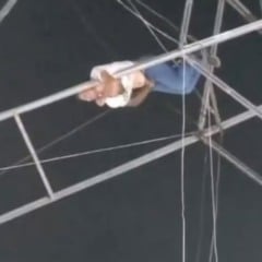 O homem conseguiu se segurar na estrutura metálica, enquanto a mulher acabou despencando. Foto: Reprodução