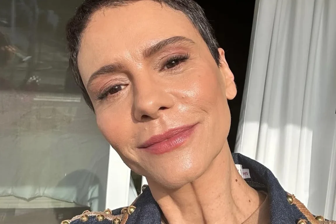 Atriz participou da celebração religiosa e foi reconhecida por admiradores no aeroporto da capital paraense.
