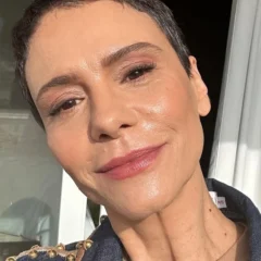 Atriz participou da celebração religiosa e foi reconhecida por admiradores no aeroporto da capital paraense.