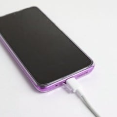 Veja dicas práticas para acelerar o carregamento e evitar danos à bateria do seu smartphone. Foto: Mateus Andre/Freepik