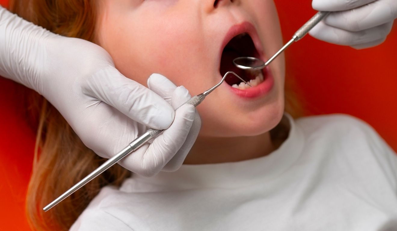 Saiba qual o melhor momento para levar a criança ao dentista. Foto: Freepik Saiba qual o melhor momento para levar a criança ao dentista. Foto: Freepik