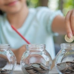 A pesquisa também aponta que 28% das crianças recebem mesada via Pix, conta digital ou cartão, enquanto 73% tiveram acesso ao primeiro cartão ou conta antes dos 15 anos.