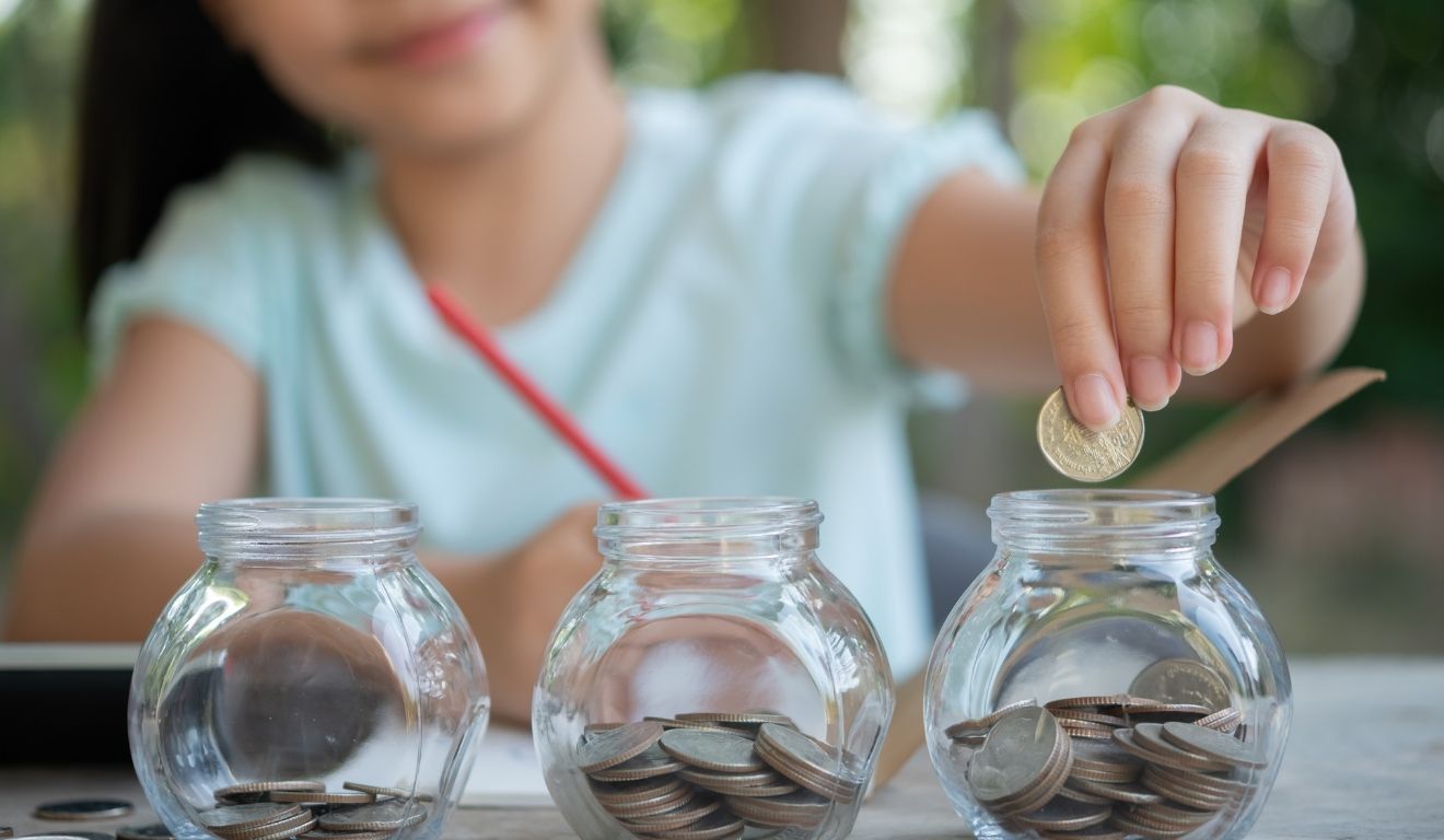 A pesquisa também aponta que 28% das crianças recebem mesada via Pix, conta digital ou cartão, enquanto 73% tiveram acesso ao primeiro cartão ou conta antes dos 15 anos.