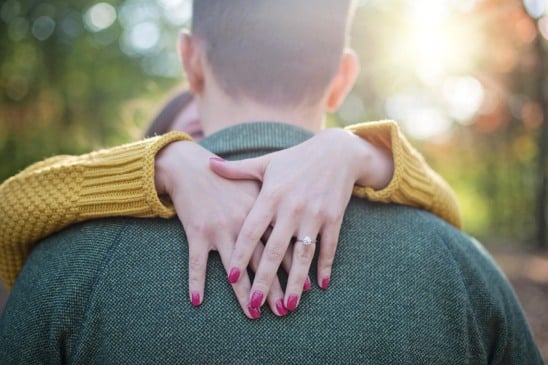 A cena liberal no Brasil — que inclui swing, ménage e diferentes arranjos não monogâmicos — cresce ano a ano, mas segue cercada por uma regra silenciosa: a discrição