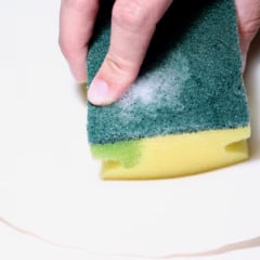 Usada por semanas, ela pode acumular bactérias perigosas e contaminar alimentos. Foto: Freepik