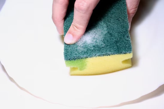 Usada por semanas, ela pode acumular bactérias perigosas e contaminar alimentos. Foto: Freepik